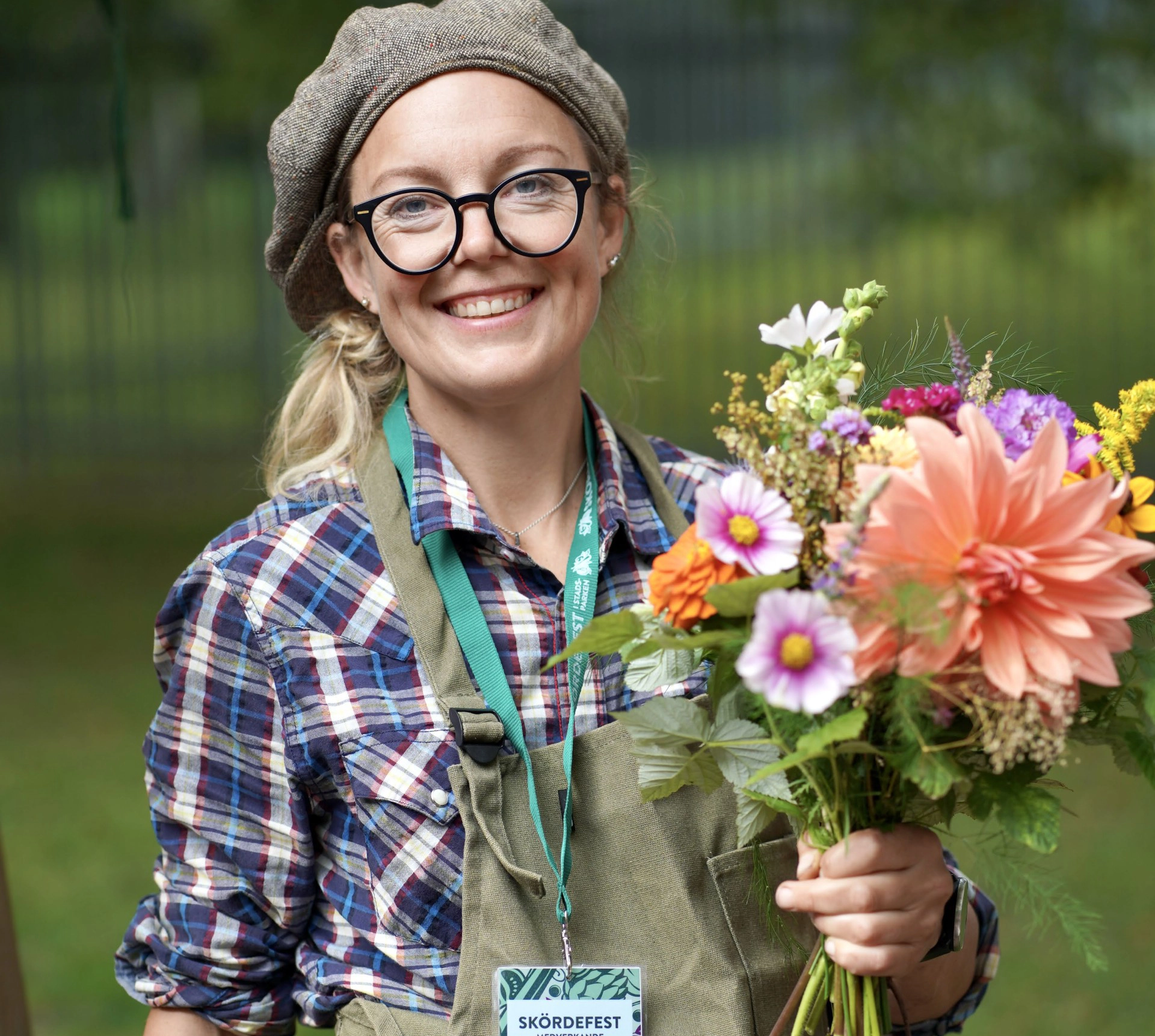 Emma med en vacker bukett i handen